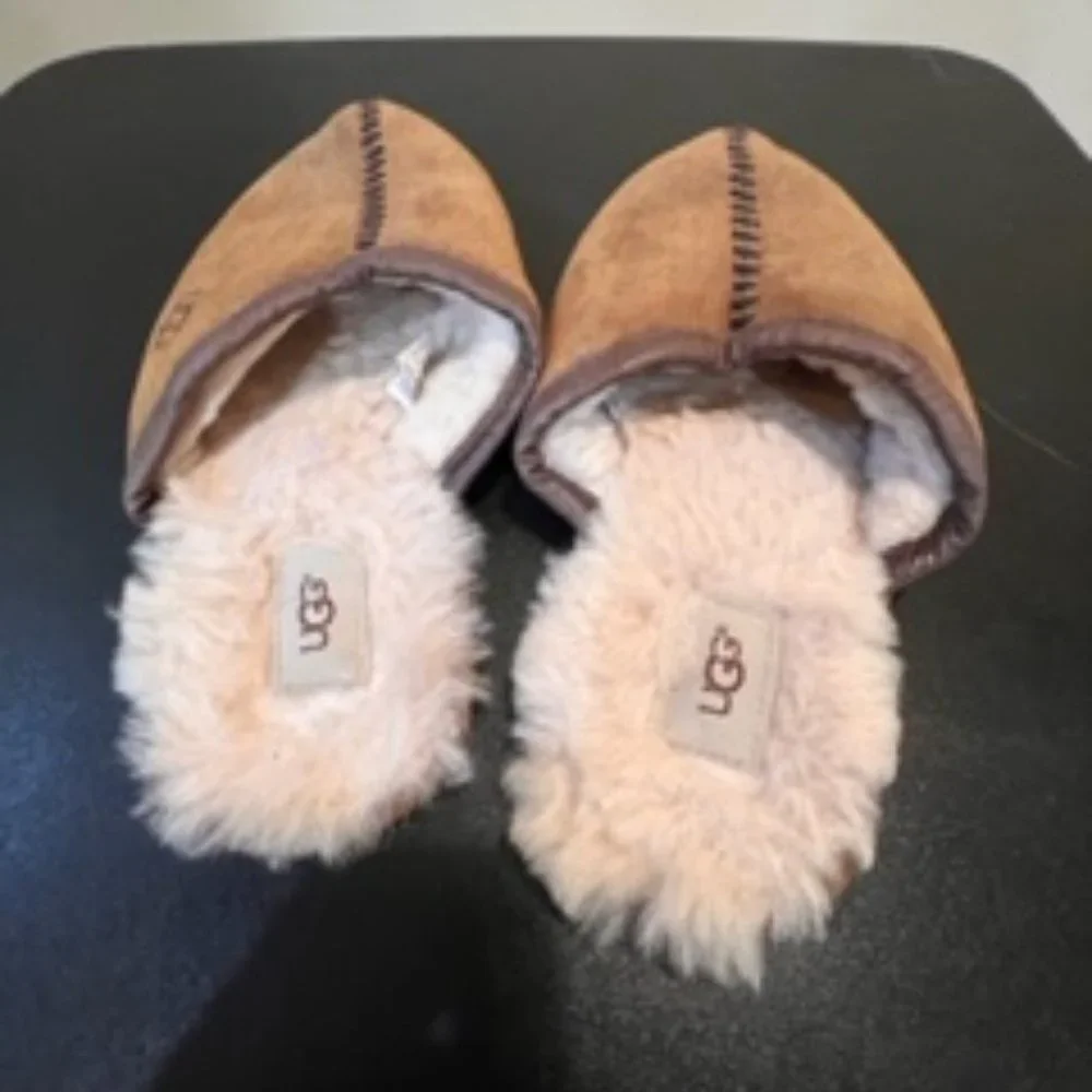 Ugg size 10 Mens closed toe scuff slippers in Chestnut suede
